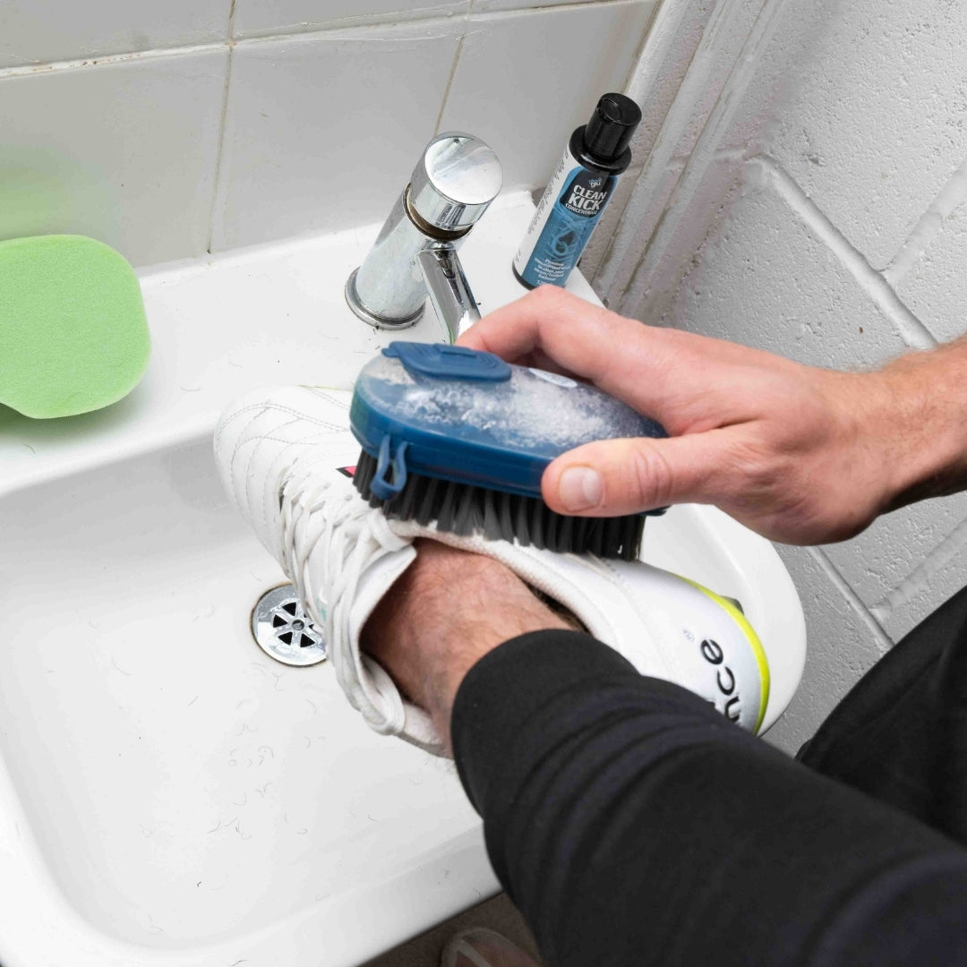 GLOVEGLU CLEAN KICK PUMP BRUSH